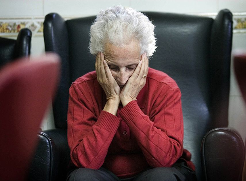El mal de Alzheimer no sólo destruye la salud de las personas que lo padecen, sino que también daña a aquellos que cuidan a los pacientes (EFE)