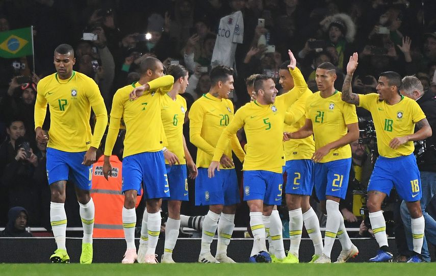 Neymar, constantemente aplaudido y requerido por la grada, remató desde el punto de penalti y&nbsp;Brasil, en un duelo entre enemigos, con careta de amistoso, decantó la victoria para la Verdeamarela.