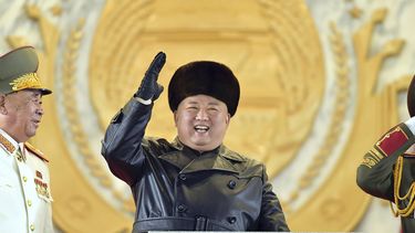 En esta foto proporcionada por el gobierno de Corea del Norte, el líder norcoreano Kim Jong Un saluda mientras asiste a un desfile militar en la plaza Kim Il Sung en Pyongyang, Corea del Norte, el 14 de enero de 2021.&nbsp;