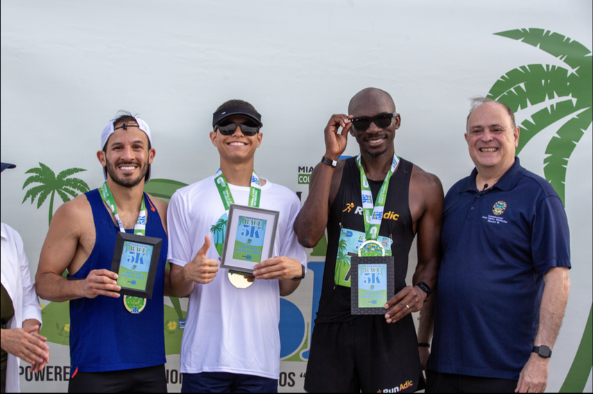 El comisionado de Miami-Dade Juan Carlos Bermúdez entrega medallas a los participantes.