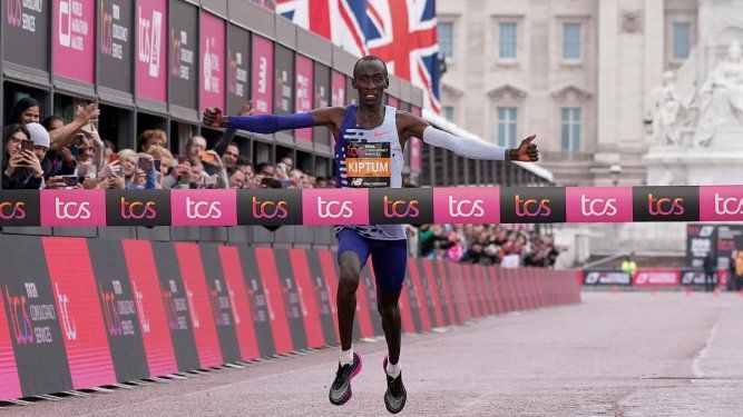 Kelvin Kiptum cruza la línea de meta al ganar la rama masculina del Maratón de Boston el domingo 23 de abril del 2023.