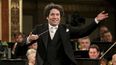 En esta fotografía del primero de enero de 2017 el director Gustavo Dudamel dirige a la Orquesta Filarmónica de Viena durante el tradicional concierto de Año Nuevo en Vienna, Austria. El venezolano dimitió a su cargo en la Ópera de París.
