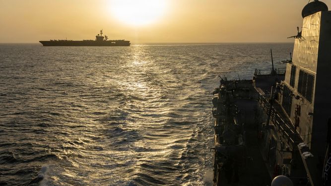 Esta fotografía, distribuida por la Armada de los Estados Unidos el 17 de abril de 2026 por la Oficina de Asuntos Públicos del Comando Central de los Estados Unidos, muestra al USS Abraham Lincoln (izquierda) realizando operaciones de bloqueo en el Mar Arábigo el 16 de abril de 2026.