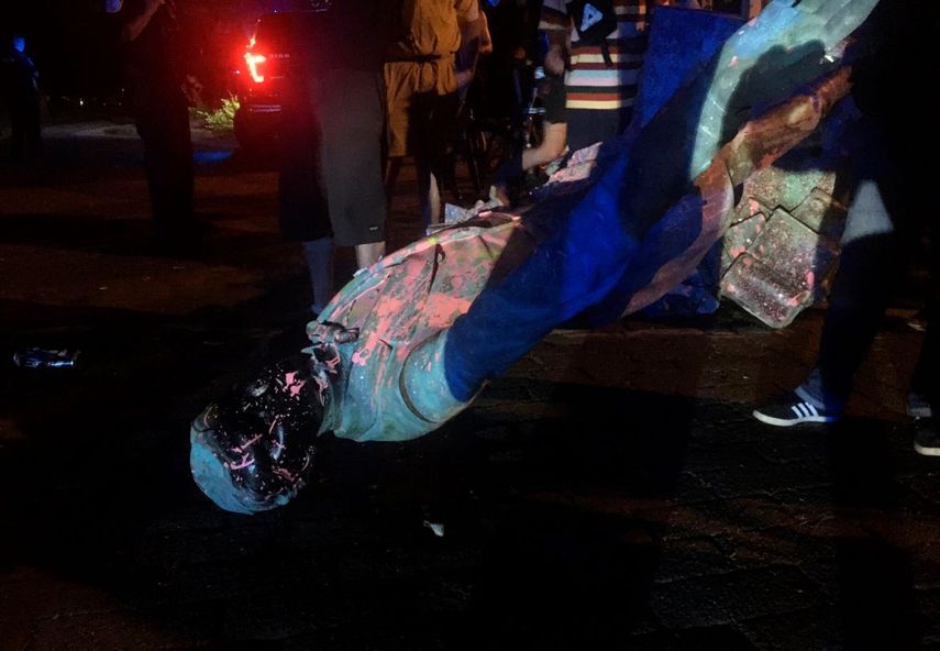 &nbsp; La estatua del presidente confederado Jefferson Davis es rociada con pintura luego de que fue derribada el mi&eacute;rcoles 10 de junio de 2020, en Richmond, Virginia. &nbsp;