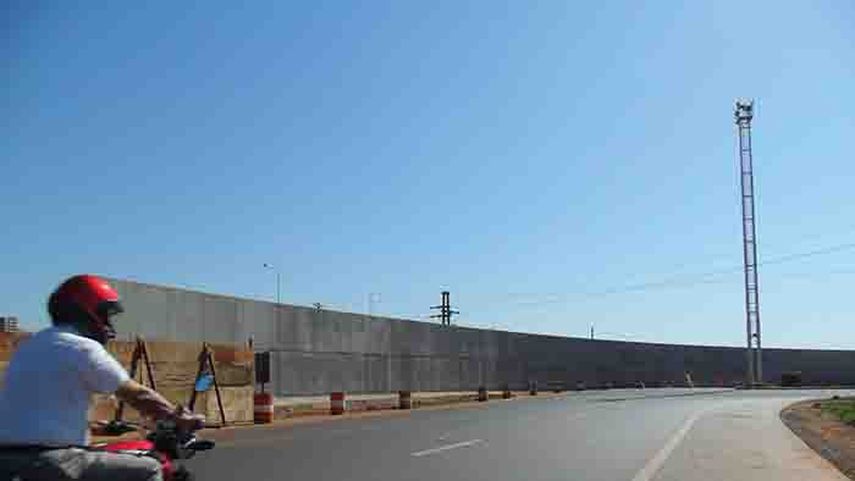 Aspecto del muro fronterizo que divide Argentina y Paraguay . (CORTESíA)