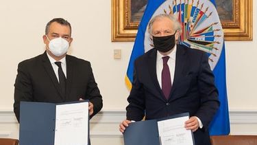 Imagen de la firma del acuerdo de cooperación entre República Dominicana y la OEA