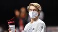 El alemán Alexander Zverev posa con el trofeo tras conquistar el torneo de Colonia al derrotar 6-2, 6-1 al argentino Diego Schwartzmann, el domingo 25 de octubre de 2020 en Colonia, Alemania