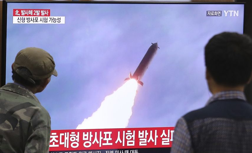 Gente mirando una televisión que muestra imágenes de archivo de un lanzamiento de misiles no especificado, en la estación de tren de Seúl, en Corea del Sur, el jueves 31 de octubre de 2019. 