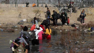 Migrantes cruzan el río Bravo hacia Estados Unidos, el 2 de enero de 2024.