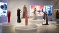 Los vestidos se muestran durante una vista previa para la prensa de la exposición Naomi in fashion que explora la carrera de la modelo Naomi Campbell, en el museo Victoria & Albert, en Londres, el 19 de junio de 2024.&nbsp; &nbsp; &nbsp;