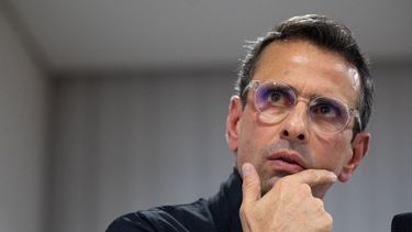 Henrique Capriles, hace un gesto durante una reunión con la Asociación de la Prensa Extranjera, en Caracas, el 10 de octubre de 2023.&nbsp;