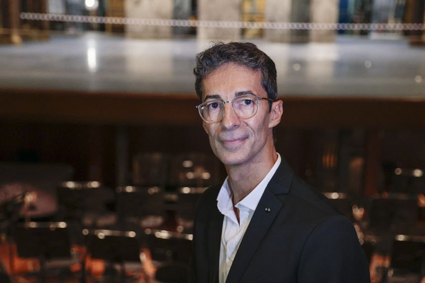 El recién nombrado director de danza de la Ópera de París, el bailarín y coreógrafo español José Martínez posa en el Palais Garnier, en París, el 28 de octubre de 2022.