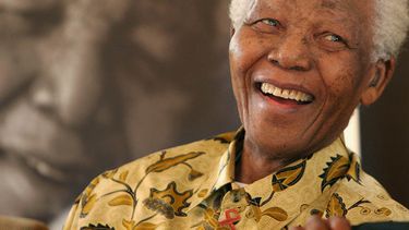 En esta fotografía del 7 de diciembre de 2005, el ex presidente sudafricano Nelson Mandela sonríe en la Fundación Mandela en Johanesburgo. (AP)