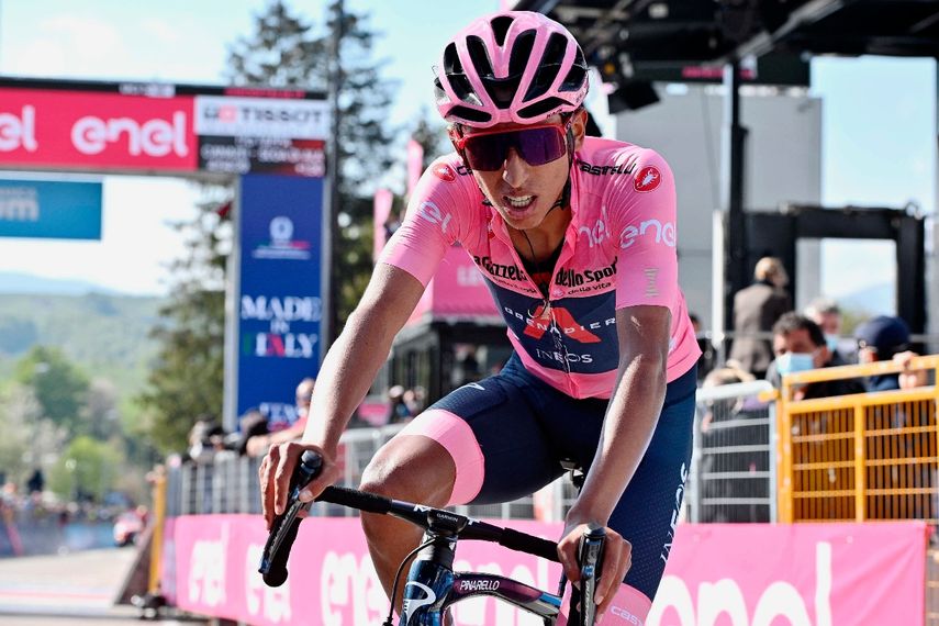 El ciclista colombiano Egan Bernal tras completar la 17ma etapa del Giro de Italia, en Sega Di Ala, el 26 de mayo de 2021. Puede que se pierda el Tour de Francia en 2022