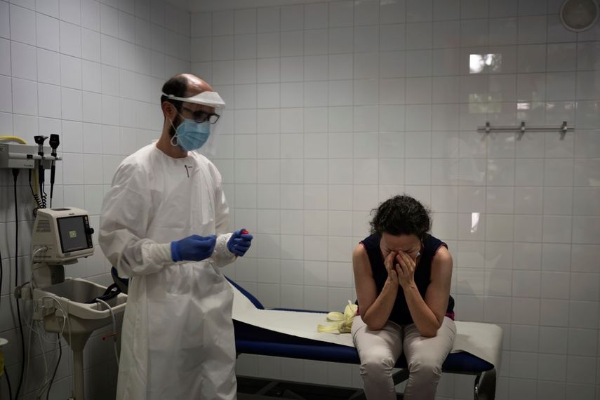 Emma Gaya no puede contener las lágrimas después de someterse a un examen para ver si tiene el coronavirus en una clínica de Sant Sadurní dAnoia, en Cataluña, el 31 de julio del 2020. La región del noreste de España sufre un rebrote del virus. 