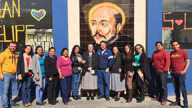La religiosa Montserrat del Pozo (c) junto al&nbsp;Consejo de Gestión del Colegio San Felipe Neri, en Ecuador.