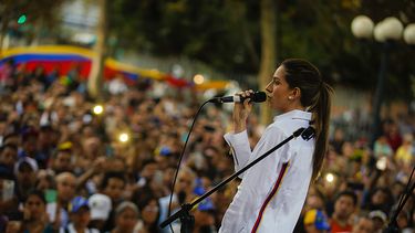 Fabiana&nbsp;Rosales, esposa del presidente encargado de Venezuela, Juan Guaidó, habla ante cientos de venezolanos que se reunieron este miércoles para recibirla en un parque del centro de Santiago, en Chile.&nbsp;