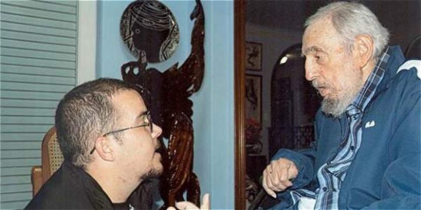 Fidel Castro conversa con el dirigente estudiantil Randy Perdomo en un supuesto encuentro que sostuvieron en la casa del exgobernante en diciembre pasado. (Foto: Granma)
