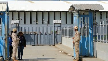 Soldados dominicanos en el puente que cruza la frontera entre Haití y Dajabón, en la República Dominicana, el miércoles 11 de octubre de 2023.&nbsp;