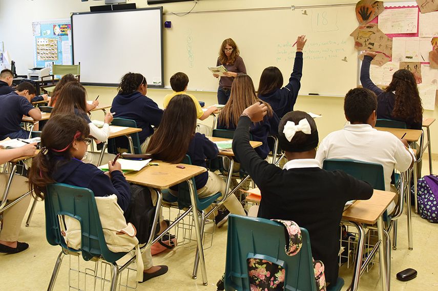 Alumnos prestan atención a la profesora en un aula de la escuela Coral Way Bilingual K-8 Center. (GISELLE SANTALUCCI)