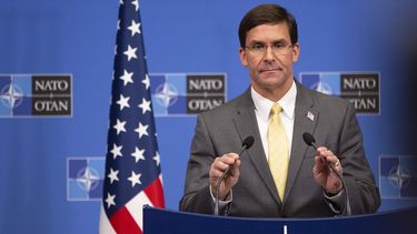 El secretario de Defensa de Estados Unidos, Mark Esper, habla durante una conferencia de prensa después de una reunión de ministros de defensa de la OTAN en la sede de la OTAN en Bruselas, el viernes 25 de octubre de 2019. 