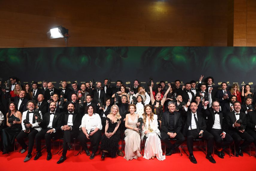 Los equipos de La infiltrada y El 47, ganadores ex aequo del premio a la Mejor película, posan durante la 39ª entrega de los Premios Goya en el Palacio de Exposiciones y Congresos de Granada, el 8 de febrero de 2025.