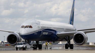 Empleados de Boeing conducen el nuevo Boeing 787-10 Dreamliner después de realizar su primer vuelo de prueba en el Aeropuerto Internacional de Charleston, Carolina del Sur