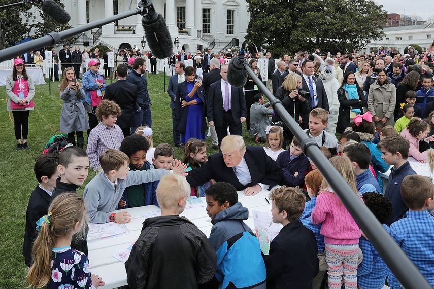 El presidente estadounidense, Donald J. Trump, asiste a la celebración anual de la Pascua, conocida como Easter Egg Roll, en la Casa Blanca, Washington DC, Estados Unidos, el 2 de abril del 2018.  