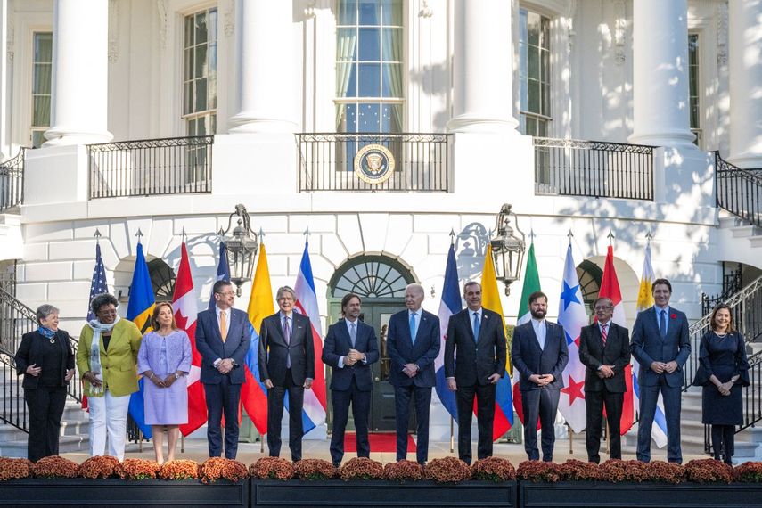 El presidente Joe Biden (centro) posa para la foto en la Casa Blanca en Washington, DC, el 3 de noviembre de 2023, durante la Cumbre de Líderes de la Asociación de las Américas para la Prosperidad Económica. (De izquierda a derecha) la Secretaria de Relaciones Exteriores de México, Alicia Bárcena; la Primera Ministra de Barbados, Mia Mottley; la Presidenta de Perú, Dina Boluarte; el Presidente de Costa Rica, Rodrigo Chaves Robles; el Presidente de Ecuador, Guillermo Lasso; el Presidente de Uruguay, Luis Lacalle Pou; Biden, el Presidente de República Dominicana, Luis Abinader; el Presidente de Chile, Gabriel Boric; el presidente colombiano Gustavo Petro; el primer ministro canadiense Justin Trudeau y la ministra de Asuntos Exteriores panameña, Janaina Tewaney.