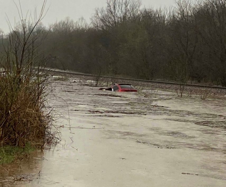 Una camioneta roja sumergida a causa de las inundaciones, el viernes 24 de marzo de 2023 en Granby, Missouri.&nbsp;