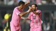 El delantero argentino del Inter Miami, Lionel Messi (D), celebra con el uruguayo Luis Suárez tras anotar el segundo gol de su equipo en un partido.
