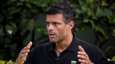 El líder opositor venezolano Leopoldo López habla durante una entrevista concedida a Efe este jueves, en Caracas (Venezuela).