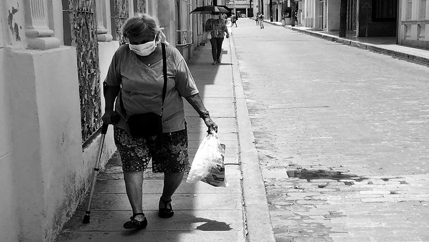 Ser anciano en la Cuba del COVID-19 implica andar en las calles para buscar qu&eacute; comer.