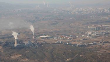 Humo y vapor salen de las torres de la planta termoeléctrica de Urumqi, en el oeste de China.&nbsp;