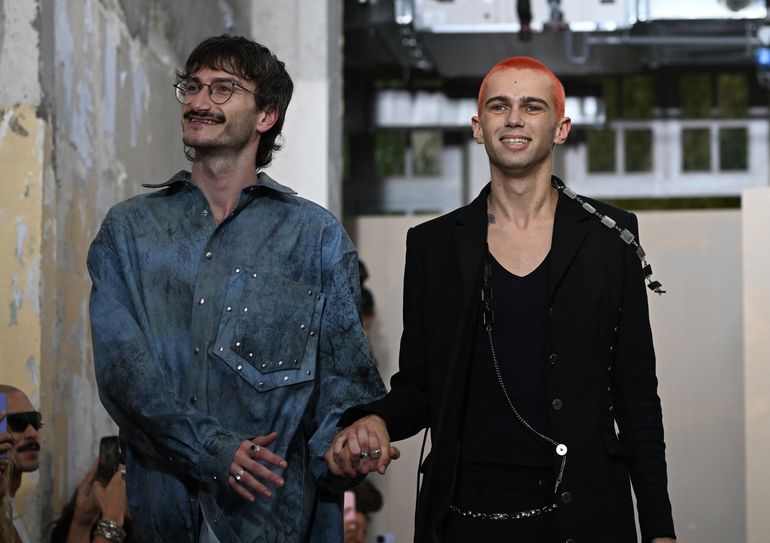 El diseñador de moda Víctor Weinsanto (derecha) saluda a la audiencia al final del desfile de moda Weinsanto Sping-Summer 2023 durante la Semana de la Moda de París el 26 de septiembre de 2022.