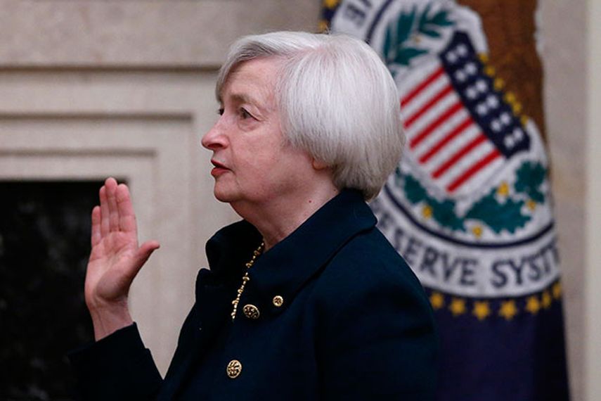 Janet Yellen presta juramento como presidenta de la Reserva Federal el lunes 3 de febrero de 2014, en Washington. (Foto AP/Charles Dharapak)