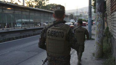 Soldados patrullan las calles de Soyapango, El Salvador.
