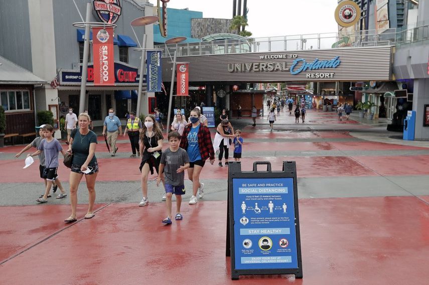 En esta foto del mi&eacute;rcoles tres de junio de 2020, carteles sobre el distanciamiento social y otros protocolos reciben a los visitantes del Universal Orlando Resort en Orlando, Florida.&nbsp;