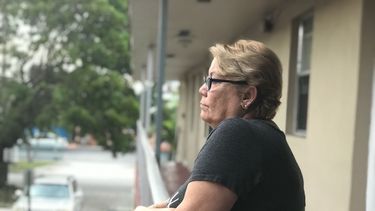 Frélida Vázquez medita sobre la mala experiencia que le ha tocado vivir.