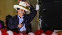 El presidente electo de Perú, Pedro Castillo, gesticula durante una celebración en la sede de Perú Libre, luego de la ceremonia en la que recibió sus cartas credenciales para el período 2021-2026 en Lima, el 23 de julio de 2021. Castillo dijo que copiará modelos extranjeros. e insistió en que no es chavista ni comunista. Castillo prestará juramento el 28 de julio durante una ceremonia tradicional en el Congreso. El presidente electo de Perú, Pedro Castillo, gesticula durante una celebración en la sede de Perú Libre, luego de la ceremonia en la que recibió sus cartas credenciales para el período 2021-2026 en Lima, el 23 de julio de 2021. Castillo dijo que copiará modelos extranjeros. e insistió en que no es chavista ni comunista. Castillo prestará juramento el 28 de julio durante una ceremonia tradicional en el Congreso.