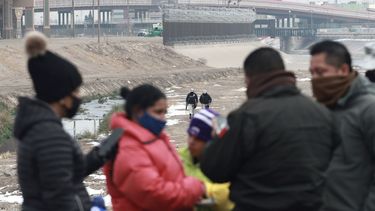 Una familia de migrantes cubanos es detenida por la Guardia Nacional antes de cruzar el Río Bravo en la frontera con Estados Unidos en Ciudad Juárez, estado de Chihuahua, México.