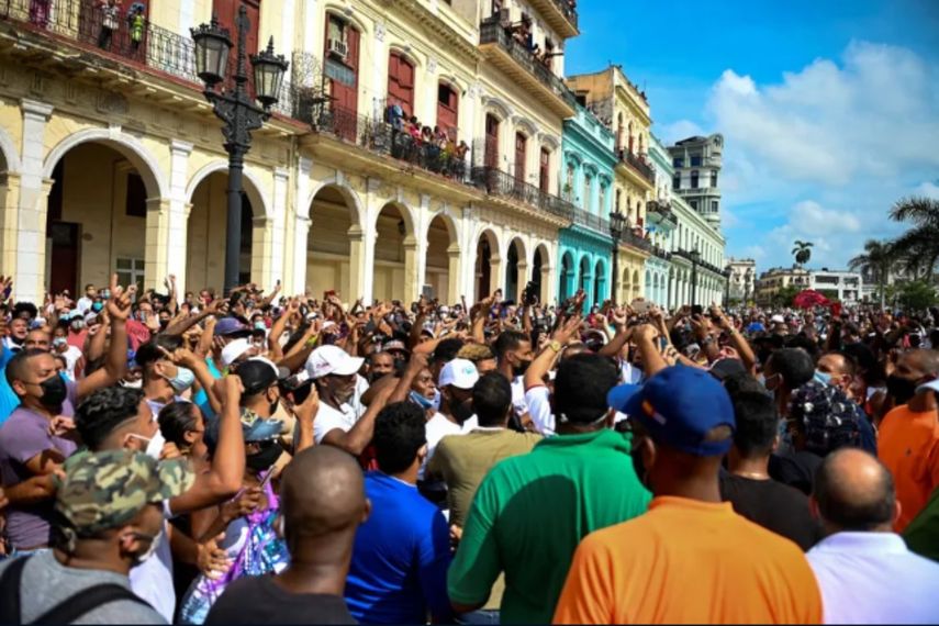 Miles de cubanos participan en una manifestación contra del régimen cubano que encabeza el designado gobernante Miguel Díaz-Canel en La Habana, el 11 de julio de 2021