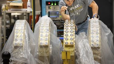 En los Laboratorios Nacionales Sandía, un técnico inspecciona celdas catódicas para agregar voltaje inductivo.