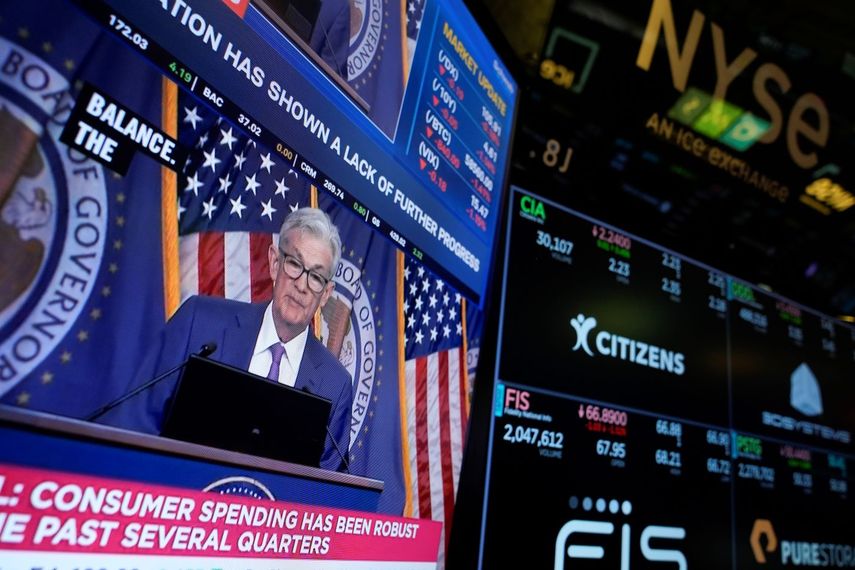 Imagen del presidente de la Reserva Federal, Jerome Powell en una de las pantallas del piso de remate.&nbsp;