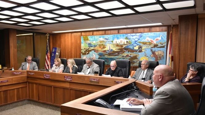 Al cierre de esta nota se supo que la Comisión aprobó discutir el presupuesto tomando como referencia un incremento entre un 2.7 y hasta un 5%, por debajo de la propuesta que solicitó el alcalde Orlando López (d). (ÁLVARO MATA) 