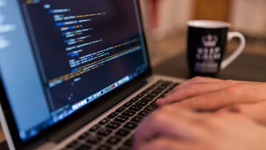 Con la nueva medida que pretende implementar el régimen cubano, si un ciudadano cubano residente en el país decide abrirse un blog en&nbsp;WordPress,&nbsp;Medium&nbsp;o cualquier otro servicio gratuito de Internet podría ser&nbsp;multado con hasta 1.000 pesos cubanos, CUP, equivalente a alrededor de 40 dólares.