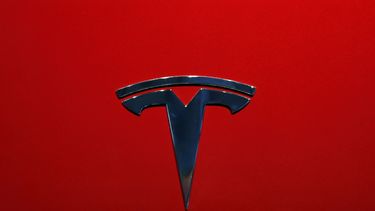 Logotipo de Tesla en un evento de autos en París. &nbsp;