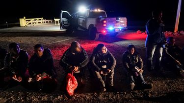 &nbsp;Varios migrantes esperan ser procesados por las autoridades estadounidenses luego de cruzar la frontera de Estados Unidos con México, el 6 de enero de 2023, cerca de Yuma, Arizona.