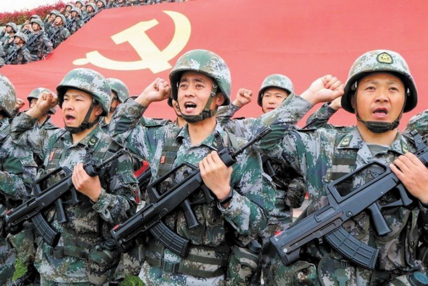 Militares chinos realizan prácticas.