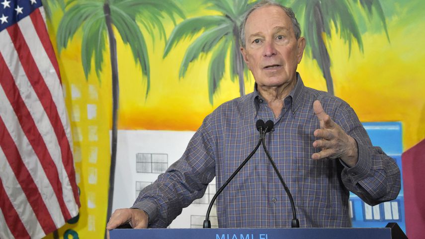 Mike Bloomberg habla en Miami, durante una visita a su sede de campa&ntilde;a 2020.